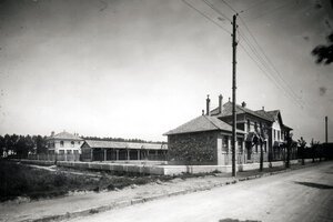 Prises de vue de l'école en juin 1930 par le directeur des Ateliers Kodak-Pathé à la fin des travaux
